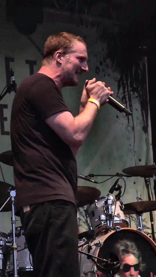 Jacob Friis ved mikrofonen på festivalscenen