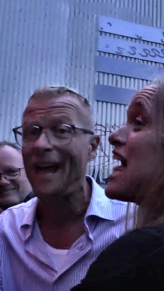 Publikum synger med foran scenen
